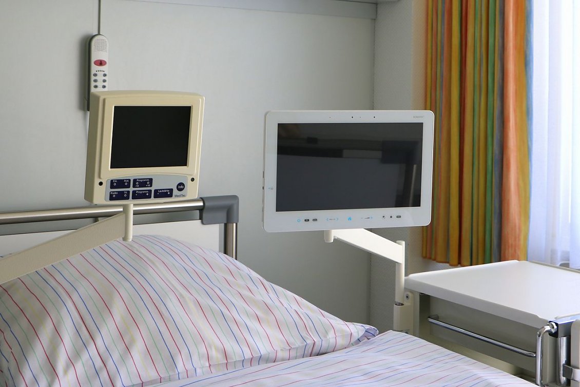 13 Zoll Touch-Screen-Display am Bett (rechts im Bild) für Patienten des Südharz Klinikums (Foto: Anne Hagedorn / SHK)