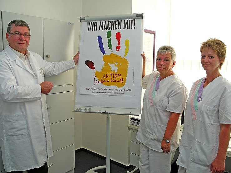 Dr. Ursin (l.), die Hygieneschwestern Angelika Eckstein und B&auml;rbel Knopf (r.) (Foto: shk)