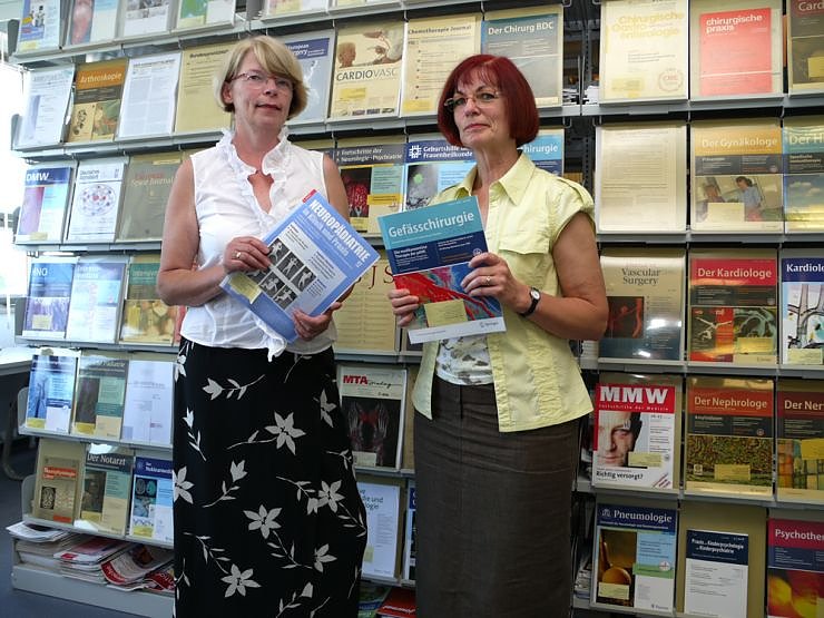 Margit Schr&ouml;ter (r.) und Brigitte Hallascheck in der medizinischen Fachbibliothek (Foto: shk)