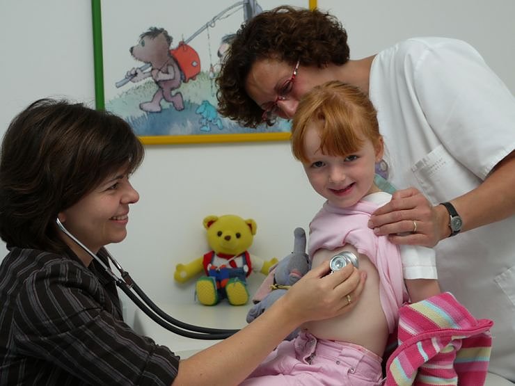 Ärztin Nicole Kober untersucht gemeinsam mit Schwester Christina die vierjährige Lea Marie Dietrich (Foto: shk)