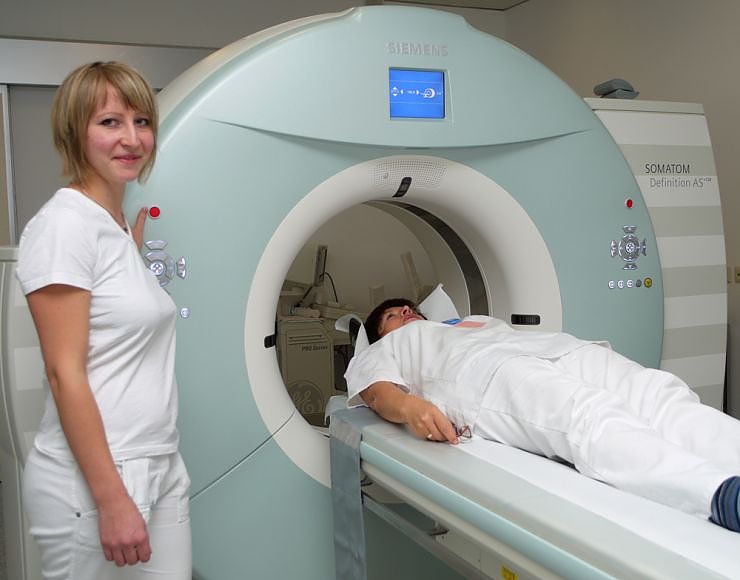 Medizinisch-Technische Röntgen-Assistentin Susanne Möller am neuen „CT“ (Foto: shk)