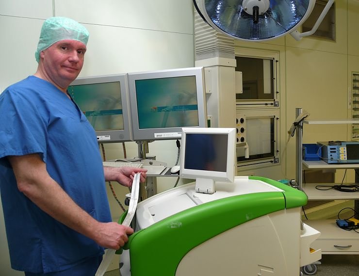 Chefarzt Dr. Beintker im OP mit dem neuen Behandlungsgerät (Foto: shk)