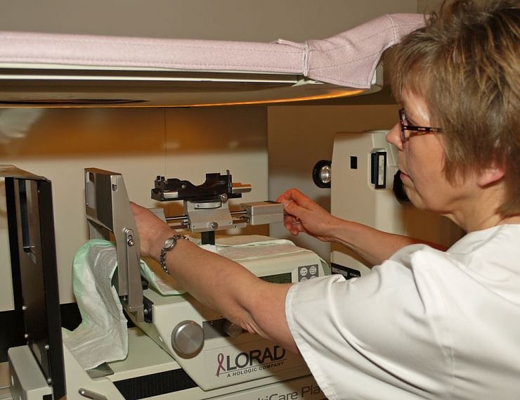 Röntgenasisstentin Doris Friedländer beim Vorbereiten einer stereotaktischen Bioskopie (Foto: shk)