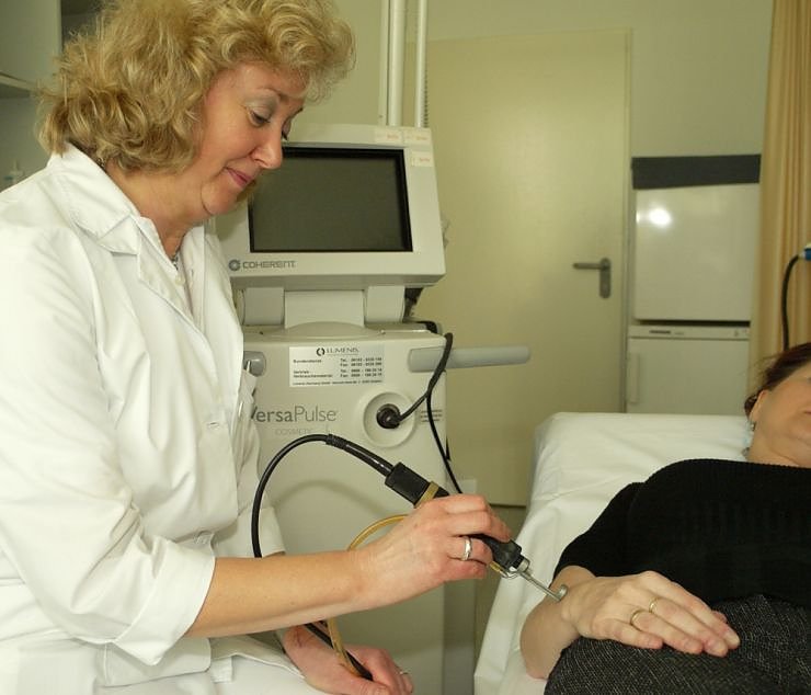Dr. Katrin Knabner bei der Therapie mit dem Laser (Foto: shk)
