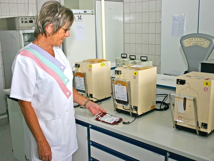 Schwester B. Zenkner bei der Verarbeitung einer Vollblutkonserve im Institut für Transfusionsmedizin (Foto: shk)