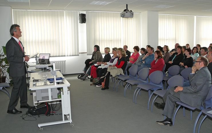 Dr. Dr. Arndt während seines Vortrags (Foto: SHK)