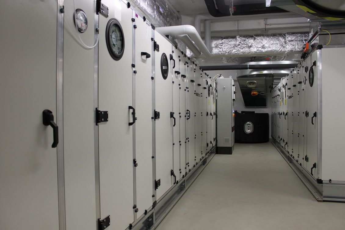 Neue L&uuml;ftungsanlagen im Keller des Klinikums (Foto: S&uuml;dharz Klinikum)