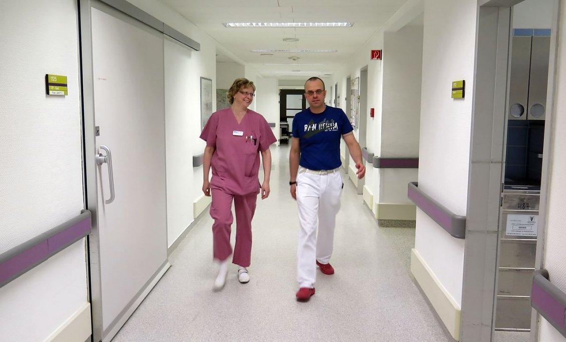 Dr. med. J&ouml;rg Sch&auml;rf mit der leitenden Schwester Angela Hoffmann (Foto: SHK)