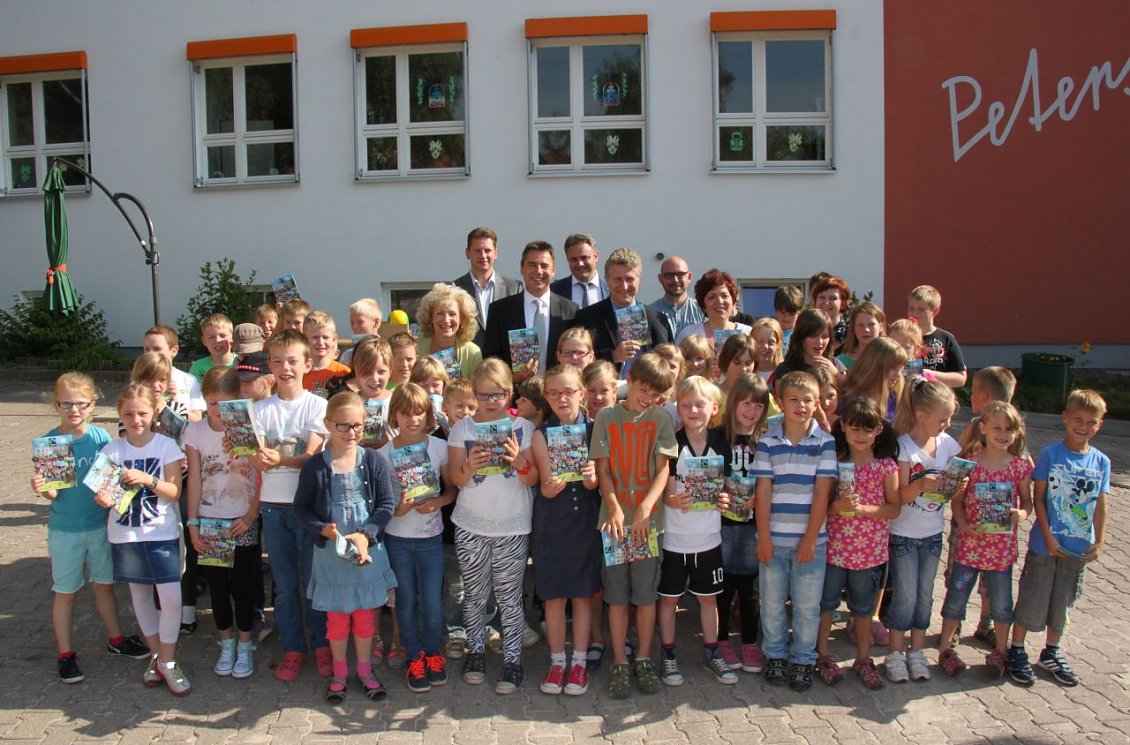 &Uuml;bergabe Fairtrade-Hausaufgabenheft Petersbergschule (Foto: LK)