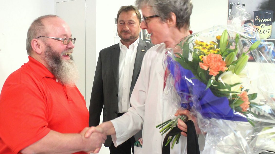 Ober&auml;rztin Fr. Dr. Westphal &uuml;berreicht die Pr&auml;sente (Foto: Glashagel / nnz / SHK)