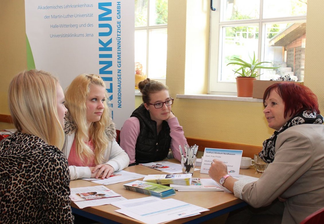Sch&uuml;ler im Gespr&auml;ch mit A. Fricke (Pflegedienstleiterin, SHK)  (Foto: Anne Hagedorn / SHK)