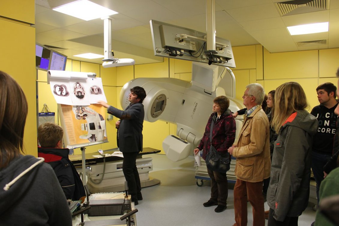 Demonstration in der Strahlentherapie durch den leitenden Physiker Dirk Strau&szlig; (Foto: Anne Hagedorn / SHK)