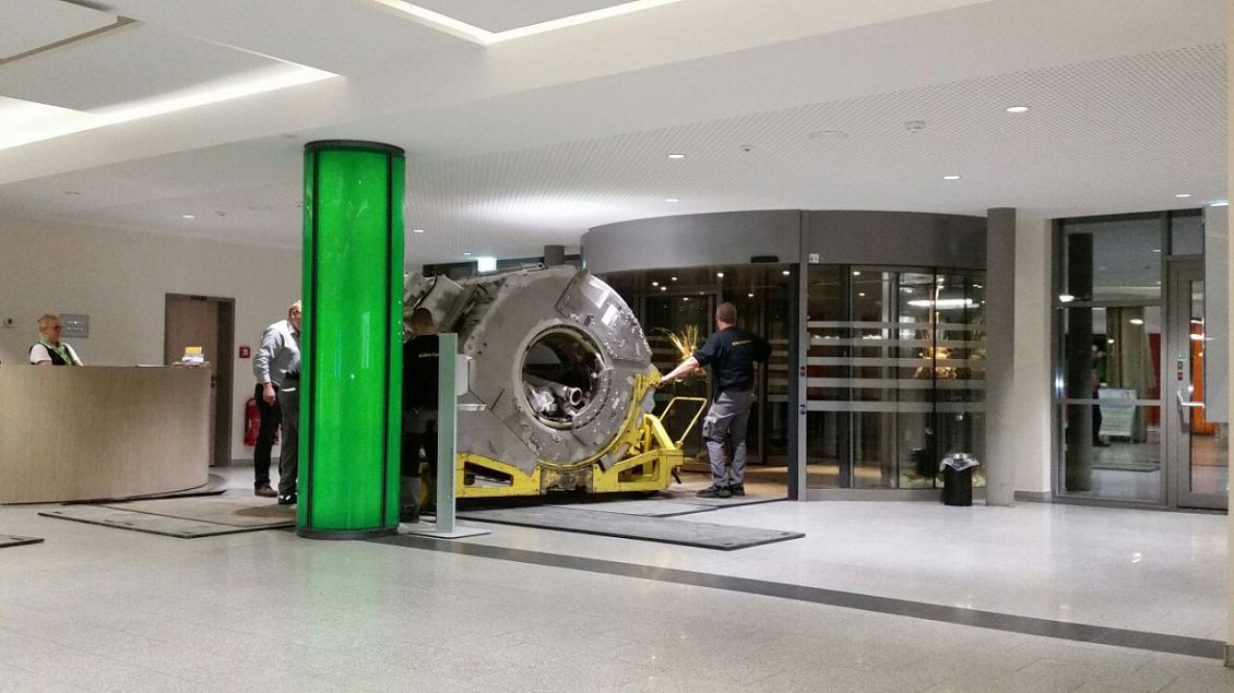 Abtransport des alten MRT durch den Haupteingang (Foto: SHK)