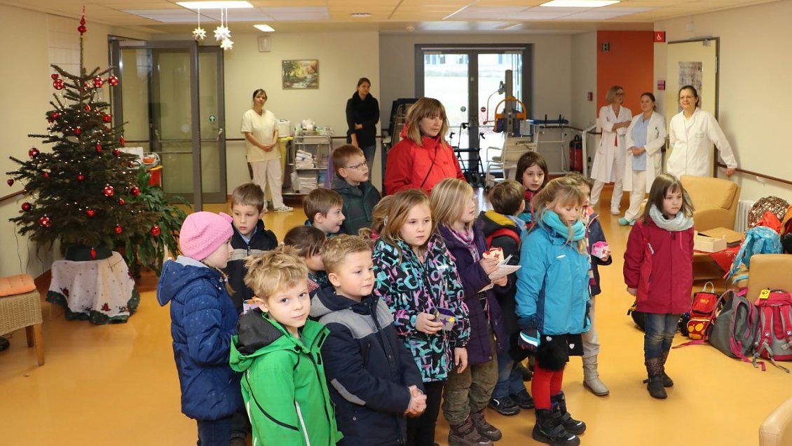 Evangelische Grundschulkinder singen Weihnachtslieder auf der Palliativstation (Foto: Anne Hagedorn / SHK)