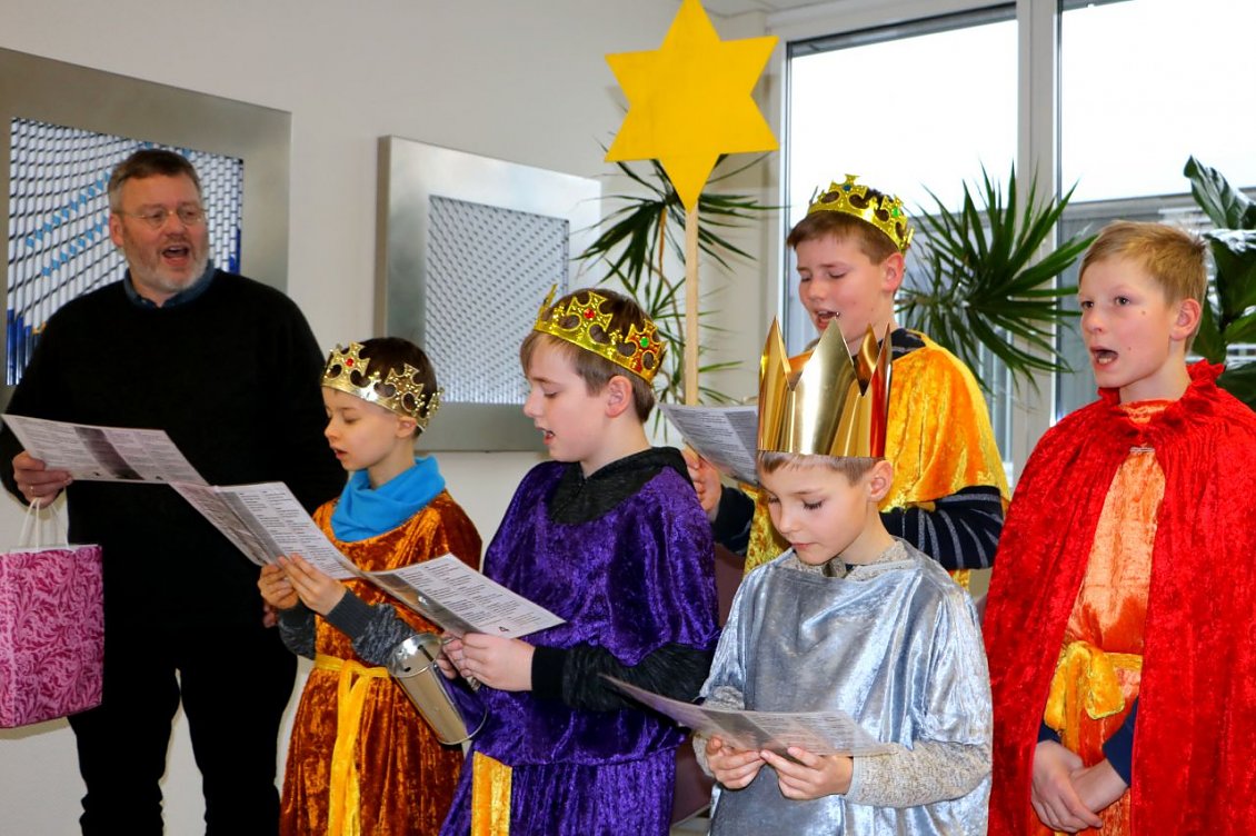 Sternsinger im SHK &uuml;berbringen Segensw&uuml;nsche f&uuml;r Patienten und Mitarbeiter. (Foto: Anne Hagedorn / SHK)