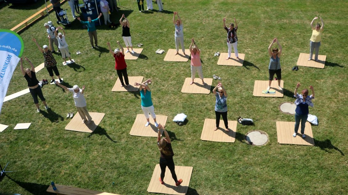 Es &uuml;bten und tanzten mit den G&auml;sten, unter ihnen viele Patienten des Klinikums, Physiotherapeuten sowie Gesundheitstrainer zum Osteoporosetag am S&uuml;dharz Klinikum (Foto: Anne Hagedorn / SHK)