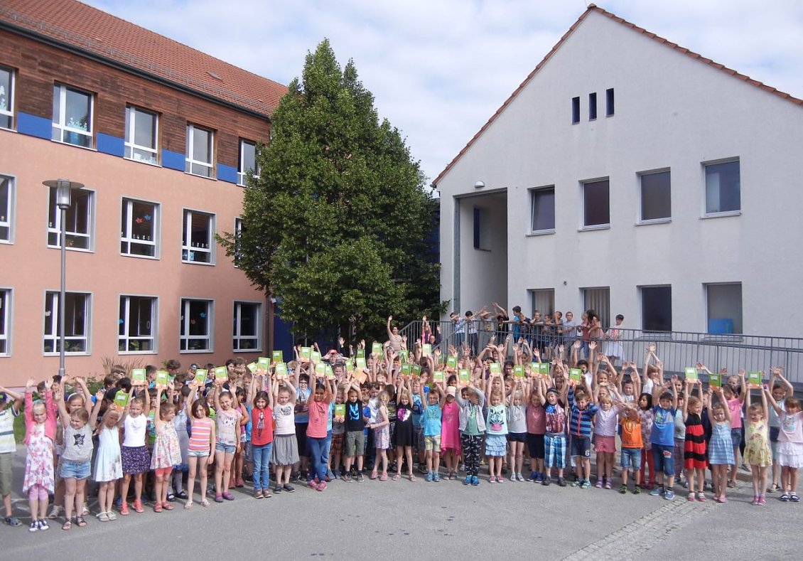 Grundschüler der Brechtschule in Nordhausen bekommen das neue Hausaufgabenheft. (Foto: LRA NDH / SHK)