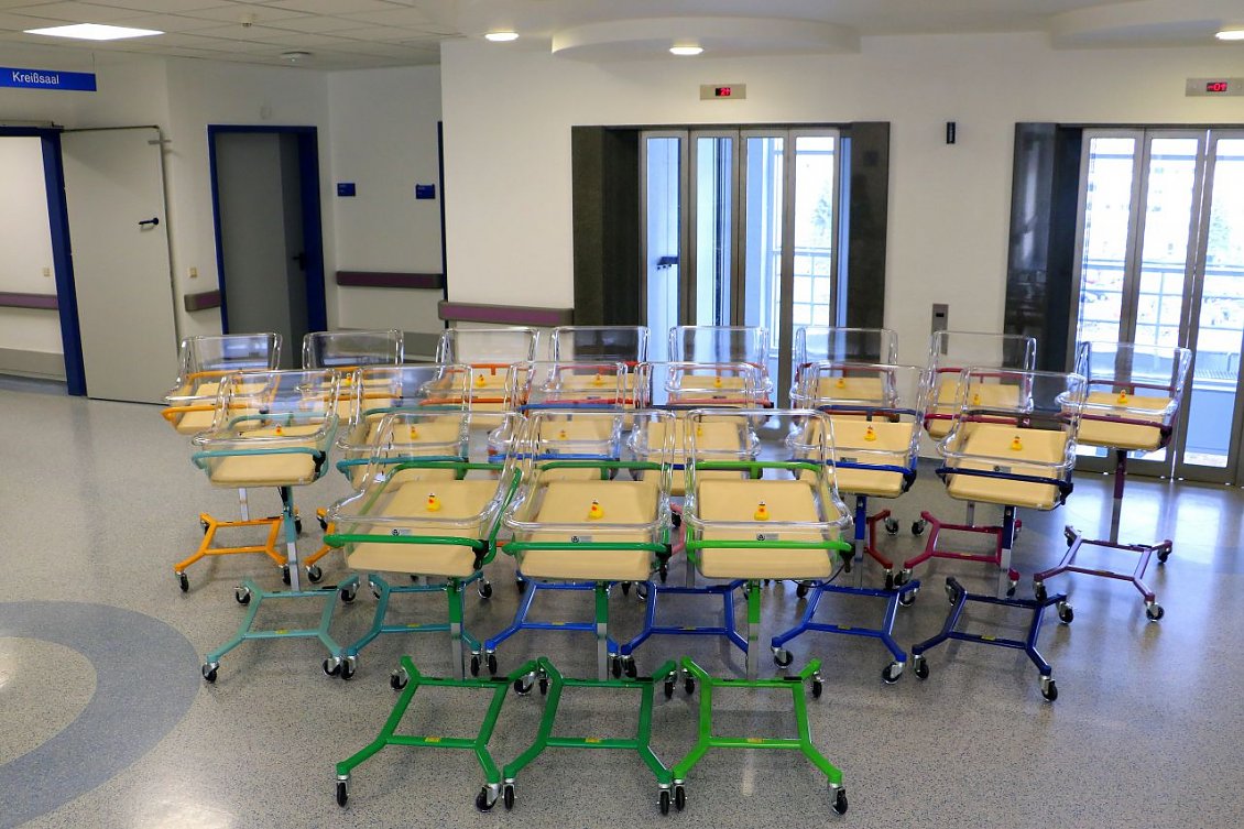 17 Neugeborenenbettchen in Regenbogenfarben für die Geburtshilfe des Südharz Klinikums (Foto: Anne Hagedorn / SHK)