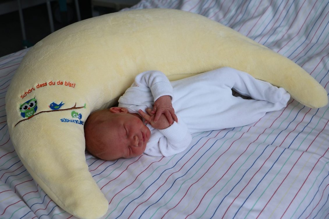 Der kleinen Pius mit dem neuen Willkommensgeschenk  (Foto: SHK)