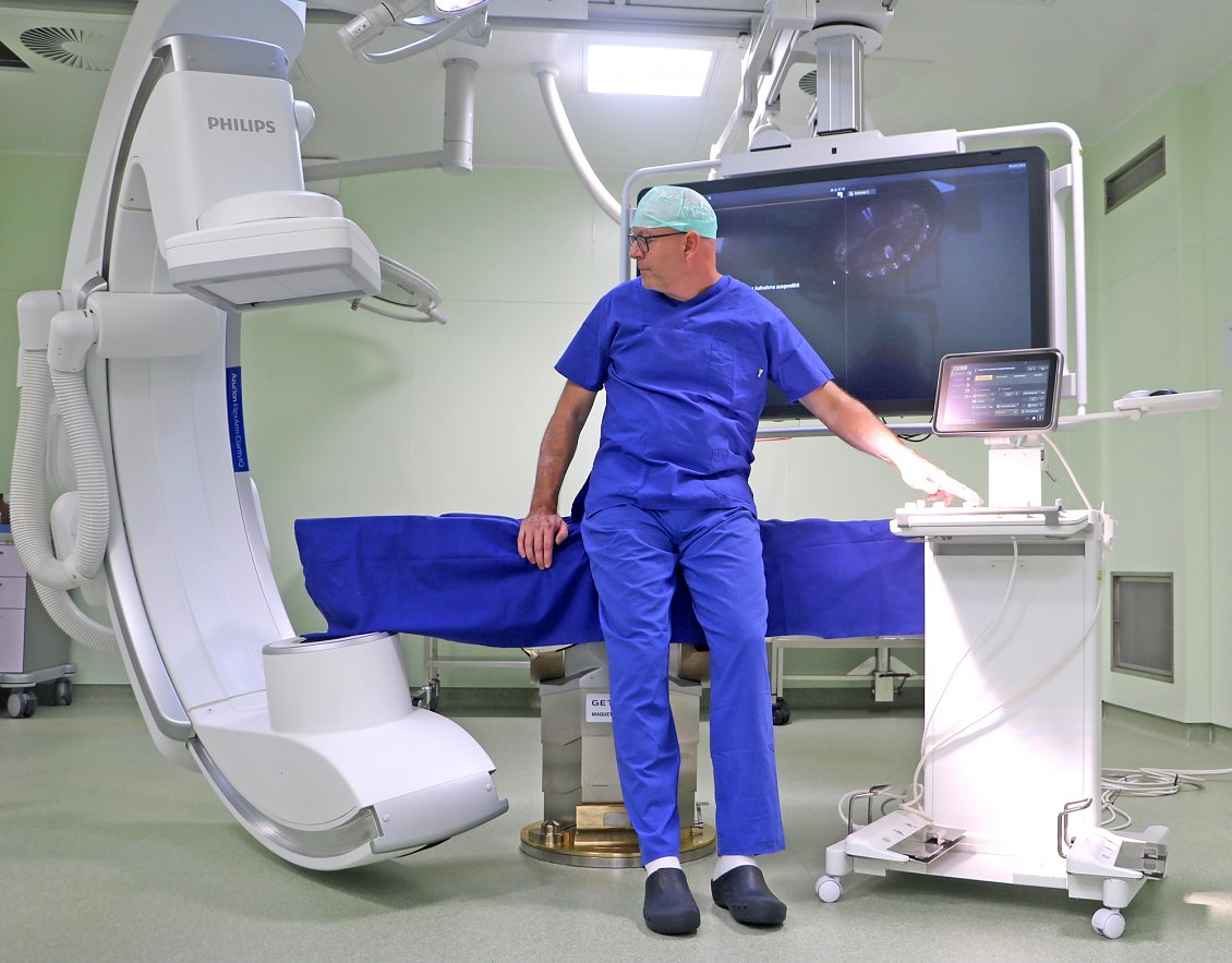 Chefarzt für Allgemeinchirurgie und Gefäßchirurgie Markus Batereau im Hybridsaal (Foto: SHK)