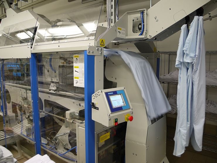 Die Formwäsche wird in den Faltautomat gezogen. (Foto: SHK)