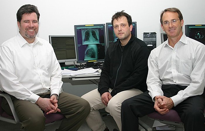 Neue Technologien (Foto: Von links nach rechts: Jeffrey C. Wehnes, Präsident der Firma VuComp; Dr. Ansgar Malich, Chefarzt Radiologie; Richard Rosene, VuComp)