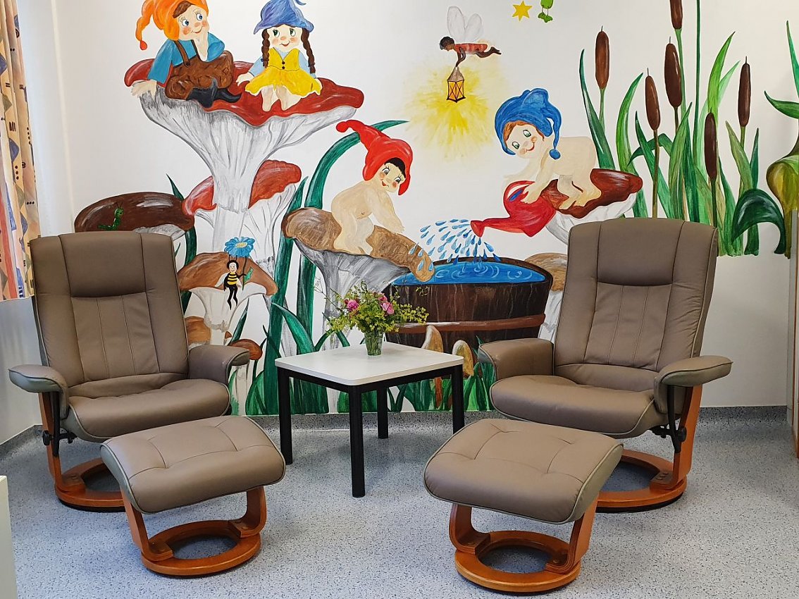Bequeme Sessel stehen M&uuml;ttern zur Verf&uuml;gung, die nicht im Patientenzimmer stillen m&ouml;chten. (Foto: SHK)