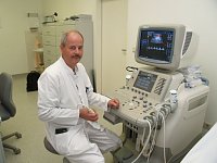 Dr. Wieland Gunkel an einem modernen Ultraschallger&auml;t (shk)