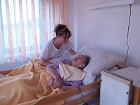 : Schwester Doreen Brunke bei der Betreuung eines Gastes der Kurzzeitpflege (shk)