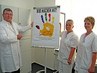 Dr. Ursin (l.), die Hygieneschwestern Angelika Eckstein und B&auml;rbel Knopf (r.) (shk)