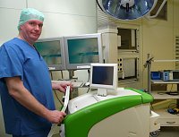 Chefarzt Dr. Beintker im OP mit dem neuen Behandlungsger&auml;t (shk)