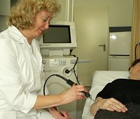 Dr. Katrin Knabner bei der Therapie mit dem Laser (shk)