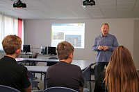 Sven K&ouml;hn begr&uuml;&szlig;t die Sch&uuml;lerinnen und Sch&uuml;ler (Anne Hagedorn / SHK)