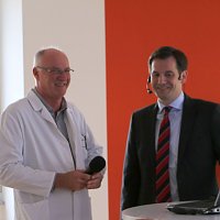 Vorstellung des Referenten und Chefarztes der ZNA Dr. med. Stolz durch den medizinischen Geschaeftsfuehrer Dr. med. Brucke (Anne Hagedorn / SHK)