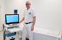 Markus Batereau, Chefarzt der Klinik f&uuml;r Gef&auml;&szlig;chirurgie, am neuen Gef&auml;&szlig;-Diagnostik-System (SHK)