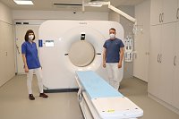 MTA-R Yvonne K&uuml;hn und Sven Winzler vor dem 128-Zeiler (SHK)