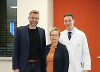 Mario Gießler, Mona Eisenschmidt und Oberarzt Dr. med. Albrecht Gollesch (v.l.n.r.) (SHK)