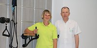 Im Bild: leitende Physiotherapeutin Manuela Schwerdt und der Chefarzt des Zentrums für Rehabilitation und Physiotherapie, Dr. med. Andreas Wagner (SHK)