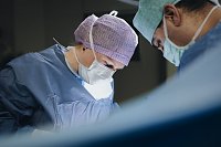 Dr. med. Stephanie Schirrmacher w&auml;hrend einer OP (SHK)