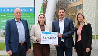 Landrat M. Jendricke, Gesundheitsministern K. Schenk, Klinikgesch&auml;ftsf&uuml;hrer G. Hage, B&uuml;rgermeisterin A. Rieger (v. l.) vor dem Klinikum bei der Scheck&uuml;bergabe (SHK)