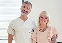 Oberarzt Ahmed Hussein mit Patientin Frau N&ouml;ldge (nachher Bild) (SHK)
