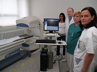 Dr. J&uuml;rgen Frohn und seiner Mitarbeiterinnen  an eine Zweikopf-SPECT-Kamera (SHK)