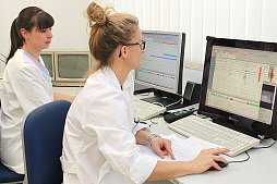 Die Auswertung der Messergebnisse am Monitor des Schlaflabors (Foto: SHK)