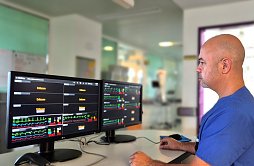 Chefarzt M. Hasaballah am Computer (Foto: SHK)