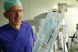 Dr. Torben Glatz präsentiert das modulare Instrumentarium des Roboter-Assistenten, das natürlich steril verpackt sein muss (Foto: agl)