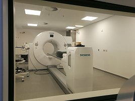 PET-CT/Fenster in den Untersuchungsraum (Foto: SHK)