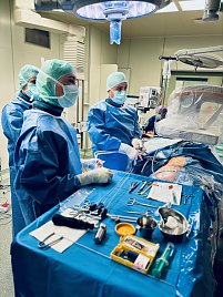 Oberarzt Al Shalhoub und Team bei der Durchführung einer Steinentfernung im SHK. (Foto: SHK)