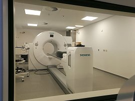 PET-CT/Fenster in den Untersuchungsraum (Foto: SHK) PET-CT/Fenster in den Untersuchungsraum (Foto: SHK)