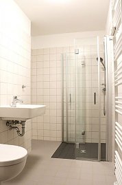 Badezimmerbeispiel - "Wohnen am Gehege" (Foto: SHK) Badezimmerbeispiel - "Wohnen am Gehege" (Foto: SHK)