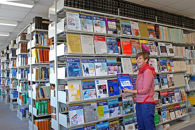 Antje Hortig in der Medizinischen Fachbibliothek (Foto: SHK)